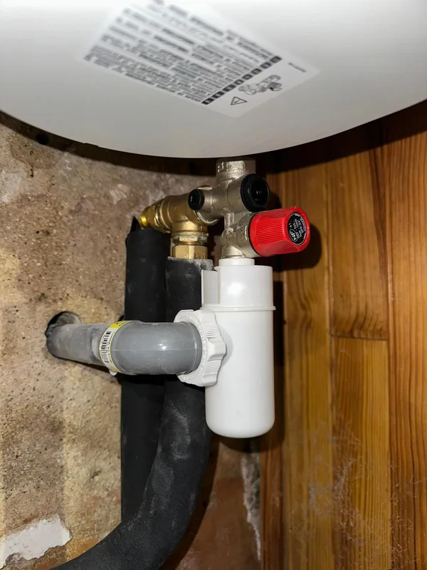 Groupe de sécurité et siphon neufs sous chauffe-eau